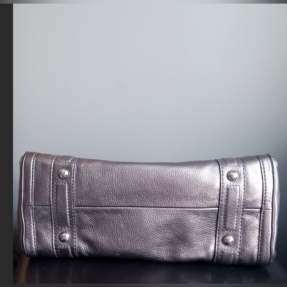 Michael Kors hand bag in metallic silver - Picture 4 of 12